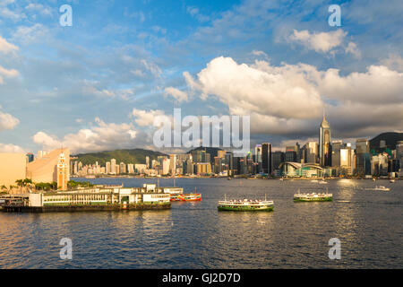 Fähre im Hafen von Victoria von Hong Kong Stockfoto