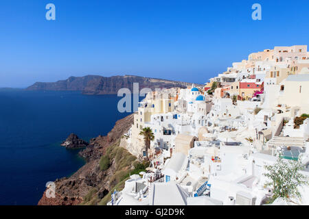 Weiße Häuser und blaue Kuppeln von Oia, Santorini. Stockfoto