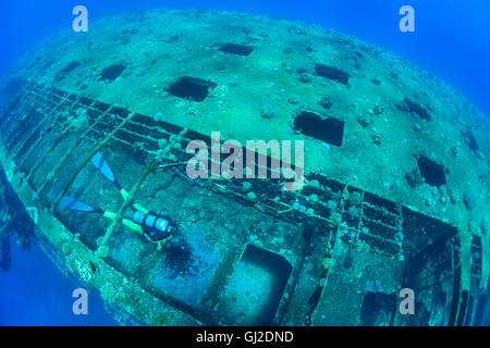 Wrack der Salem Express vor Safaga und Taucher auf Schiff Wrack, Safaga, Rotes Meer, Ägypten, Afrika Stockfoto