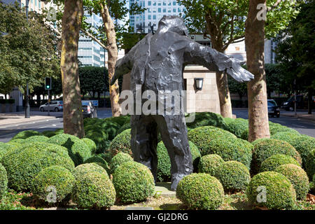 Skulptur "Mann mit offenen Armen" von Giles Penny, 1995, in Canary Wharf, London, UK Stockfoto