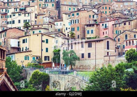 Alte Wohnhäuser in der Altstadt von Siena, Italien Stockfoto