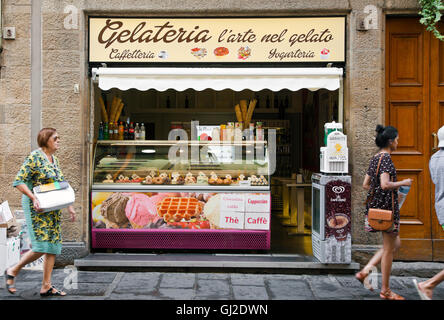 Straßenansicht der Gelateria außen - traditionelle italienische Eisdiele in Florenz, Italien Stockfoto