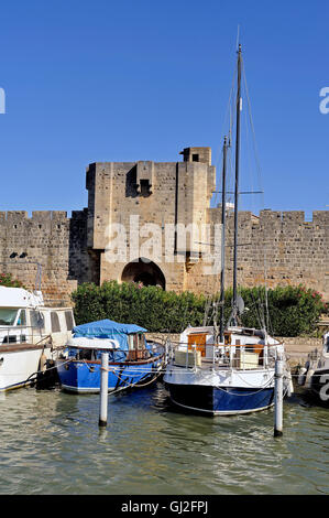 Der Hafen von Aigues-Mortes im Hintergrund mit der Stadtmauer. Stockfoto