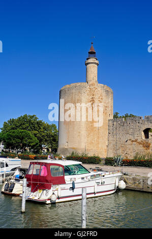 Der Hafen von Aigues-Mortes im Hintergrund mit der Stadtmauer. Stockfoto