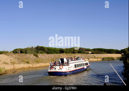 Sightseeing-Bootsfahrt auf dem Canal du Rhône in Aigues-Mortes im Herzen der Camargue im Süd-Osten von Frankreich. Stockfoto