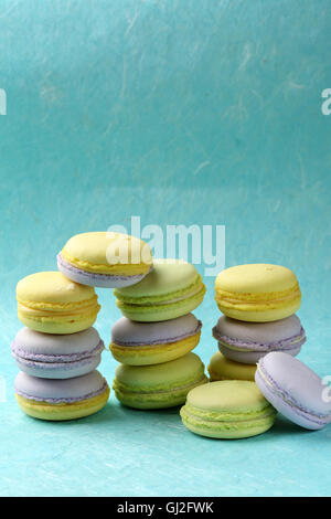 Süße französische Desserts, bunte Makronen closeup Stockfoto