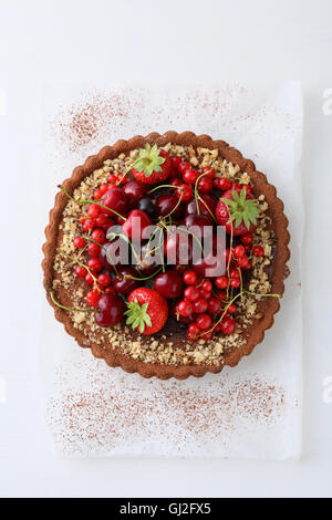 Sommer-Torte mit frischen Beeren auf weißem Holz, Essen oben Stockfoto