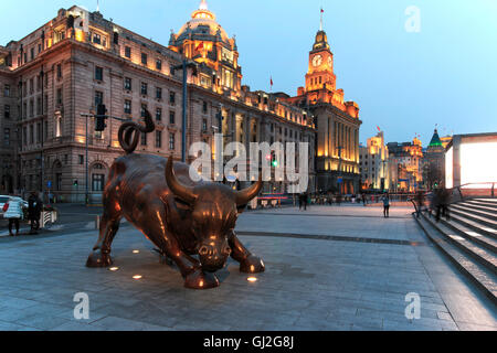 Shanghai, China: 26. März 2016: Tagesansicht des Bund von Shanghai und der Bronze Stier und einige Touristen vorbei Stockfoto