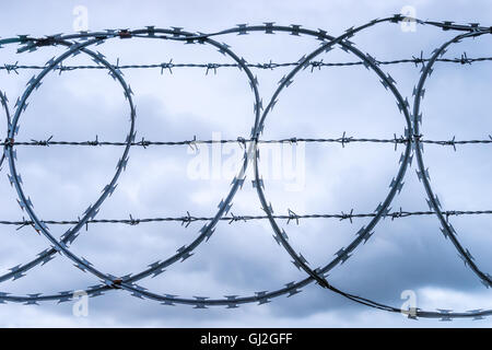 Multistrand aufgerollt Rasierer und Stacheldrahtzaun Stockfoto