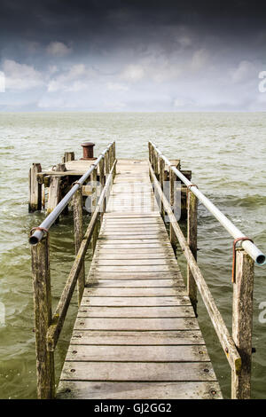 Alten Bootssteg erstreckt sich auf das Meer an einem stürmischen Tag Stockfoto