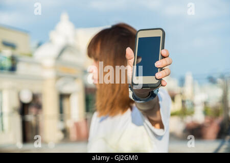 Geschäftsfrau hält Smartphone in der hand, Foto mit Schärfentiefe Stockfoto