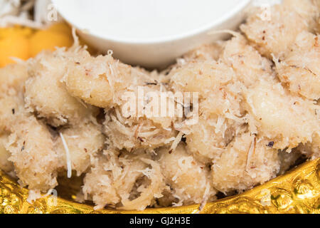 Dessert süßer Klebreis mit Kokosmilch in Platte auf Holzmuster Hintergrund Stockfoto