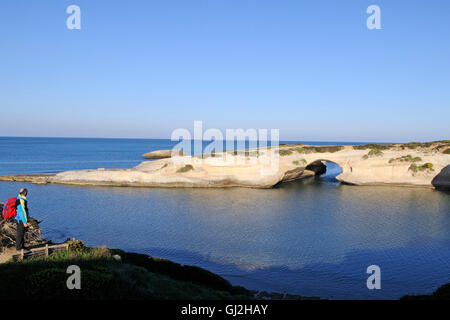 Wanderer zu Fuß am Meer, S'Archittu, Provinz Oristano, Sardinien, Italien Stockfoto