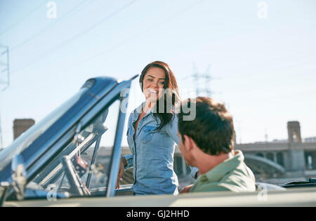 Paar im Cabrio, Los Angeles, Kalifornien, USA Stockfoto