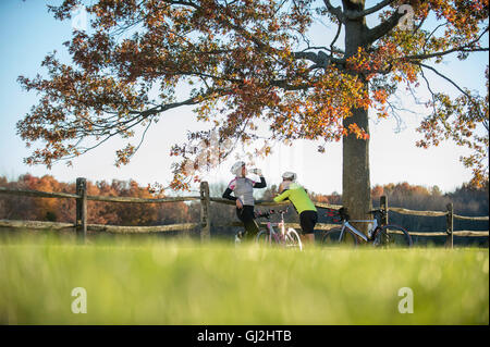 Radfahrer, die Ruhestätte von Zaun Stockfoto