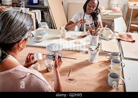 Töpfern in der Werkstatt Malerei Keramik Stockfoto