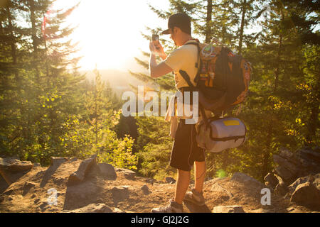 Männliche Wanderer Smartphone fotografieren aus Wald Ridge, Mount Hood National Forest, Oregon, USA Stockfoto