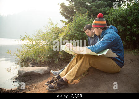 Zwei junge männliche Wanderer lesen Karte von Lake, Mount Hood National Forest, Oregon, USA Stockfoto