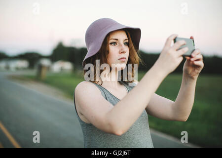 Frau mit Smartphone zum Fotografieren Stockfoto