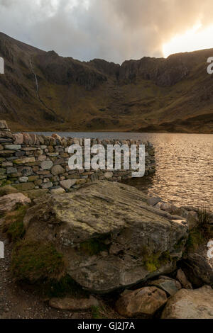 CWM Idwal und Twll Du oder The Devils Kitchen im Glyderau Bereich von Bergen im nördlichen Snowdonia National Park North Wales Stockfoto