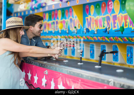 Zu zweit am Festplatz Schießbude, Coney Island, Brooklyn, New York, USA Stockfoto