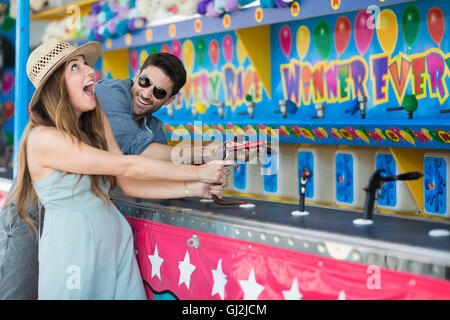 Zu zweit am Festplatz Schießbude, Coney Island, Brooklyn, New York, USA Stockfoto
