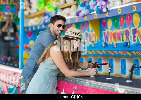 Zu zweit am Festplatz Schießbude, Coney Island, Brooklyn, New York, USA Stockfoto