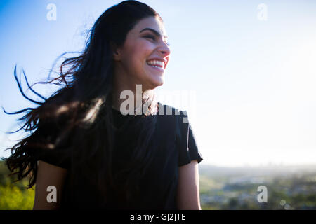 Junge Frau im ländlichen Umgebung, lachen Stockfoto