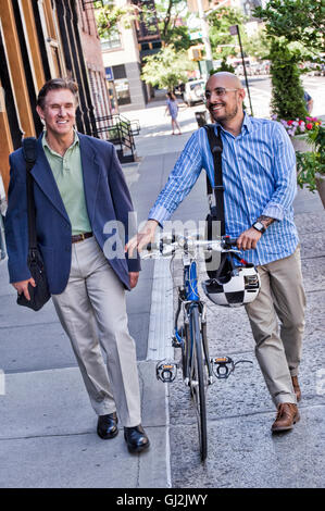 Geschäftsleute auf Straße, Mitte erwachsener Mann schob Fahrrad, lächelnd Stockfoto