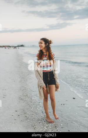 Glückliche Frau am Strand Stockfoto