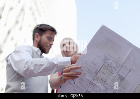 Niedrigen Sie reifer Mann und Frau im Freien, Blaupausen, mit Winkel Ansicht Stockfoto