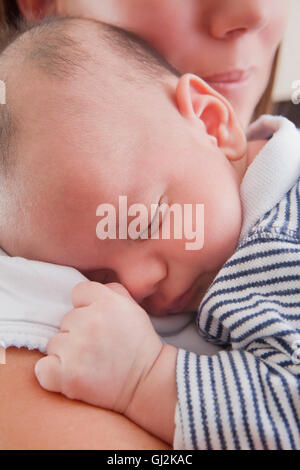 Mutter hält schlafenden Baby boy Stockfoto