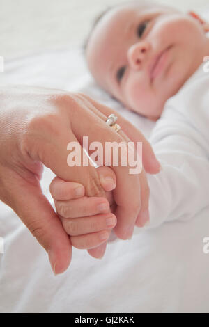 Mütter Hand hält Baby jungen hand Stockfoto