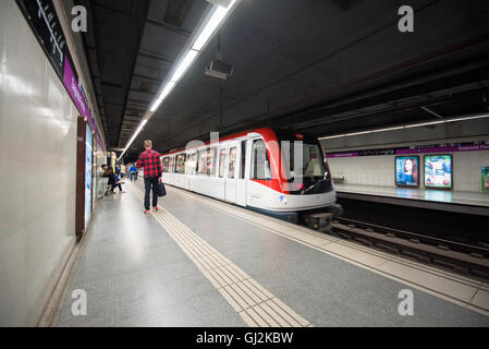 BARCELONA, Spanien - Mai 7: Innere der u-Bahnstation Sagrada Familia im 7., 2016 in Barcelona, Spanien. Stockfoto