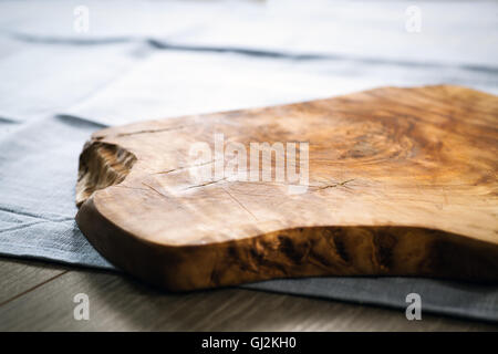 Holz Schneidebrett Olivenholz auf Blaue Tischdecke gemacht Stockfoto