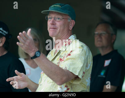 Ehemalige Boulder City Council Mitglied Tim Plass bei einem Picknick, Optionen für die Sanierung des ehemaligen Krankenhauses Land zu diskutieren Stockfoto