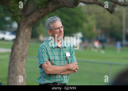 Ehemaliges Mitglied Boulder City Council Macon Cowles bei Picknick, Sanierung von alten Boulder Community Hospital Website zu diskutieren Stockfoto