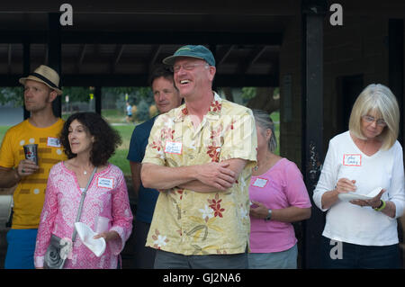 Ehemalige Boulder City Council Mitglied Tim Plass bei einem Picknick, Optionen für die Sanierung des ehemaligen Krankenhauses Land zu diskutieren Stockfoto