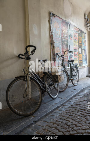 Zwei Fahrräder lehnte sich gegen eine Wand in einer Gasse von Brügge, Belgien. Stockfoto