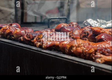 Grill-Hähnchenschenkel, Rauchen nur auf dem Grill. Stockfoto