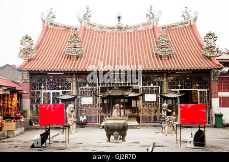 Malaysische Leute Ritual und Zahlen in Bezug auf Gott Guanyin Bodhisattva chinesische Tempel oder Kuan Im Teng bei Georgetown Straße Kunst ar Stockfoto