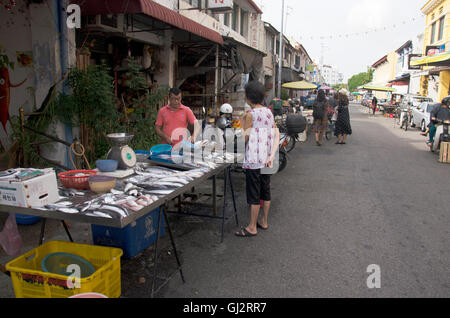 Malaysische Leute verkaufen viele für Personen im lokalen Markt auf Straße in George Town und street-Art-Bereich am 26. April 2016 im Stift Fische Stockfoto