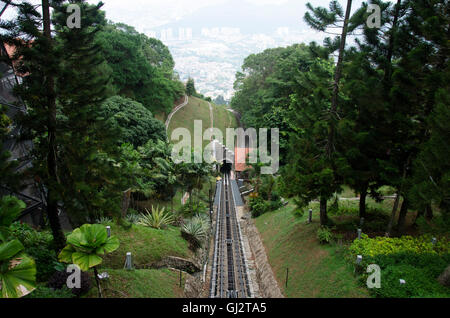 Zug oder der Straßenbahn für Reisende und Passender gehen und den Penang Hügel am 26. April 2016 in Penang, Malaysia Stockfoto