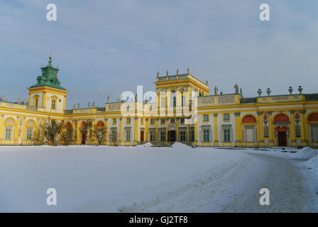 Warschau, Polen - 5. Januar 2011: Winter Blick auf Museum von König Jan III Palast im Schnee. Wilanow. Warschau, Polen Stockfoto