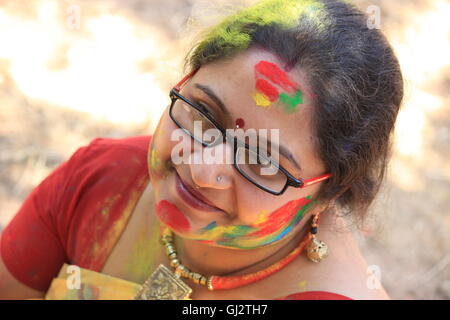 Porträt einer netten Dame. Sehr schöne Frau genießt Holi-Fest in Indien. Stockfoto
