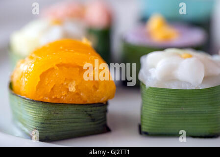 Makroaufnahme einer Thai Süßigkeiten oder Khanom Thai. Die Kunst der Thai Desserts sind über Generationen überliefert. Stockfoto