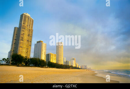 Surfers Paradise Beach, Gold Coast, Queensland, Australien, im Morgengrauen. Stockfoto