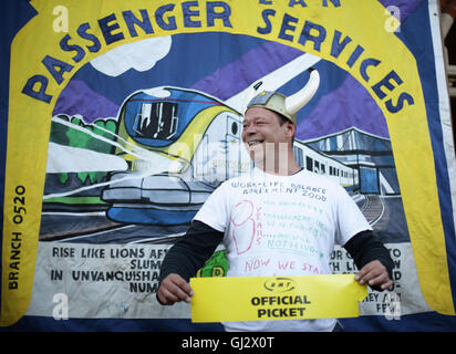 Eine RMT Zugbegleiter schließt sich ein Streikposten außerhalb St. Pancras International Station, London, als Eurostar Arbeitnehmer einen vier-Tage-Streik beginnen. Stockfoto