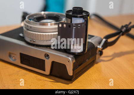Antike SLR oder Spiegelreflex-Kamera mit Film Rollen über Holzoberfläche Stockfoto
