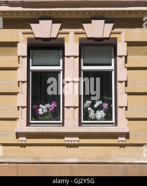 Zwei schöne alte Fenster auf einer Steinmauer in Czernowitz, Ukraine. Stockfoto